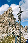Trekking nel Parco Naturale Puez-Odle. Da Passo Gardena al Rifugio Puez, Il crocifisso in legno a Passo del Crespeina (2528 m).